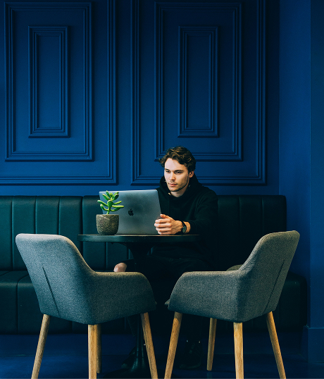 Employé à distance détendu